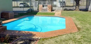 2 bedroom Upstairs Corner Apartment