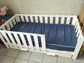 Used single wooden bedIn need of some TLC (paint)Drawer not on railsMatras not included R800 neg