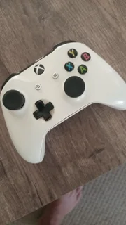 Xbox 1 - 2 wireless controllers