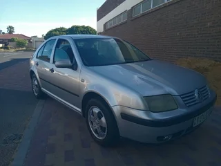 2002  JETTA 4 1.6SR ORIGINAL CONDITION NEVER BEEN RESPRAYED COMES WITH A SERVICE HISTORY