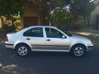 2002  JETTA 4 1.6SR ORIGINAL CONDITION NEVER BEEN RESPRAYED COMES WITH A SERVICE HISTORY