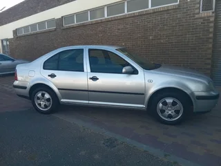 2002  JETTA 4 1.6SR ORIGINAL CONDITION NEVER BEEN RESPRAYED COMES WITH A SERVICE HISTORY