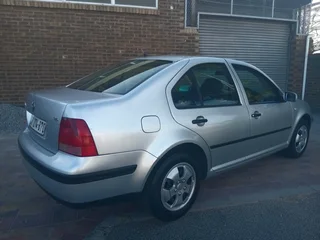 2002  JETTA 4 1.6SR ORIGINAL CONDITION NEVER BEEN RESPRAYED COMES WITH A SERVICE HISTORY