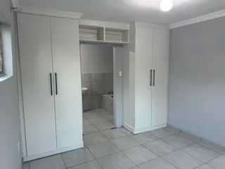 Immediately available 1 bedroom apartment for rent in Bloubosrand.