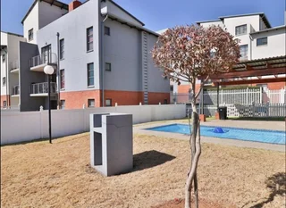 A room for rent to a working Professional near Waterfall Corner Midrand