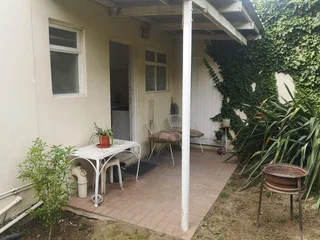 Strand  :  Gemeubuleerde  een slaapkamer woonstel tbeskikbaar.