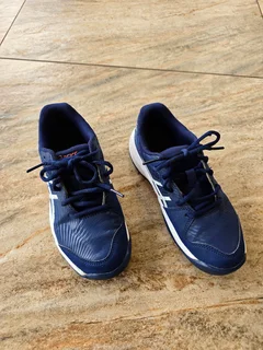 Kids UK2 tennis shoes