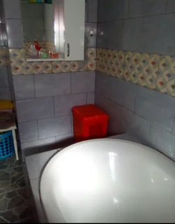 Room - Ad posted by Ivy Rex