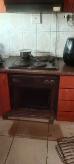 Stove  4 plate .oven . extractor