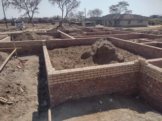 BRICKLAYER / BUILDER AVAILABLE