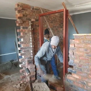 BRICKLAYER / BUILDER AVAILABLE
