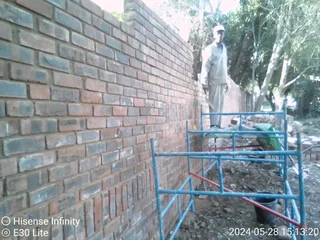 BRICKLAYER / BUILDER AVAILABLE