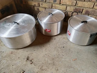 Hart pots with Lids (21L R450 each and 36L each R600