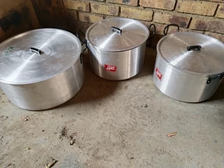 Hart pots with Lids (21L R450 each and 36L each R600