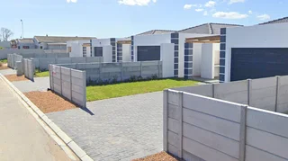 80 sqm D-Garage  Plot n Plan House built to your specs in Houghton in Eersteriver