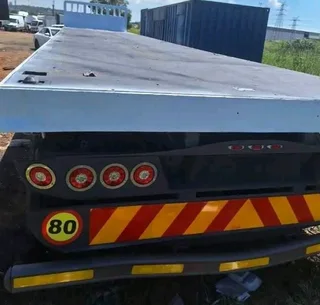 TRIAXLE FLATDECK TRAILER ON CLEARANCE SPECIAL