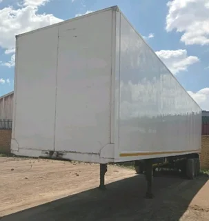 CLOSED BODY TRIAXLE TRAILER ON CLEARANCE SPECIAL