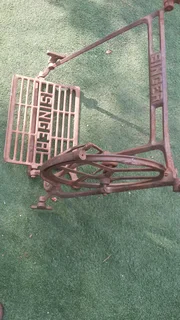 Antique singer treadle machine frame.good condition suitable for up cycling project