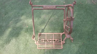 Antique singer treadle machine frame.good condition suitable for up cycling project