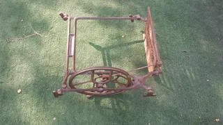 Antique singer treadle machine frame.good condition suitable for up cycling project