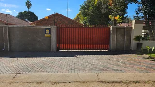 Bachelor apartment in Ivy Park