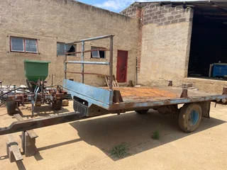 Flat deck tractor trailer