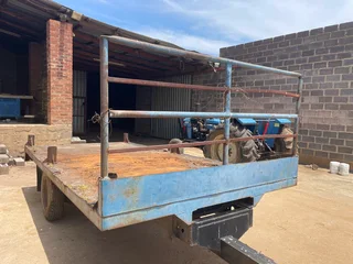 Flat deck tractor trailer