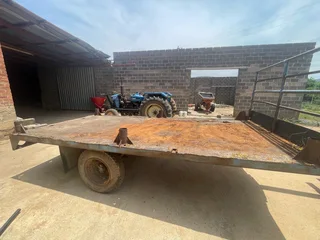 Flat deck tractor trailer