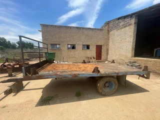 Flat deck tractor trailer