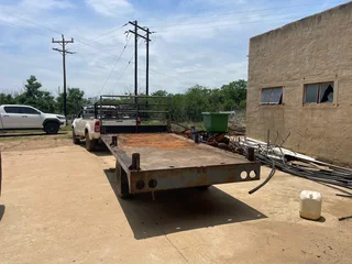 Flat deck tractor trailer