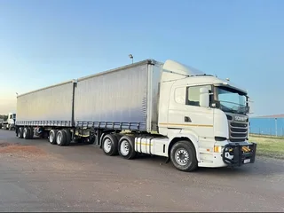 Tautliner Superlink trailer available for rent.