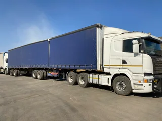 Tautliner Superlink trailer available for rent.