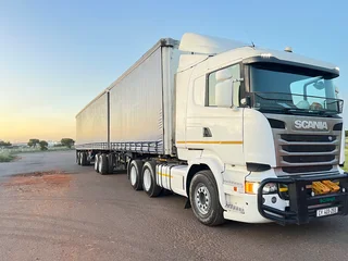 Tautliner Superlink trailer available for rent.