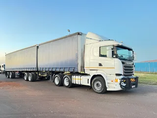 Tautliner Superlink trailer available for rent.