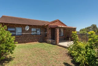 2 Bedroom house with 1 room available to rent. 2 Separate bathrooms, kitchen and lounge to share.