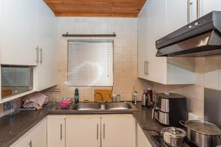 2 Bedroom house with 1 room available to rent. 2 Separate bathrooms, kitchen and lounge to share.