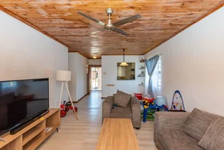 2 Bedroom house with 1 room available to rent. 2 Separate bathrooms, kitchen and lounge to share.