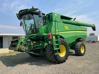 John Deere S660 Combine