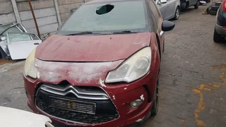 2011 Citroen DS3 Automatic breaking up for spares:Engine,doors ,mirrors, bonnet ,carburetor etc