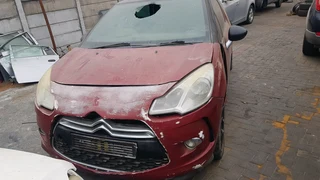 2011 Citroen DS3 Automatic breaking up for spares:Engine,doors ,mirrors, bonnet ,carburetor etc