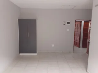 Bachelor flat to let