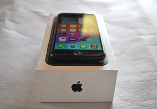 Apple iPhone SE 128GB Black 3rd Gen (2022) with Original Box