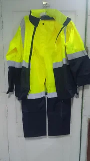 Reflective good quality  rainsuit  size medium R300 located in lotus river