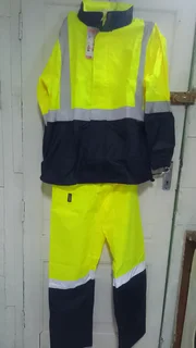 Reflective rainsuit R300 size M and steel toe safety  boots size 6 R400 located in lotus river