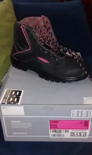 Reflective rainsuit R300 size M and steel toe safety  boots size 6 R400 located in lotus river