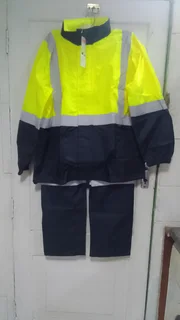 Reflective rainsuit size M R300 and steel toe safety boots size 6 R400