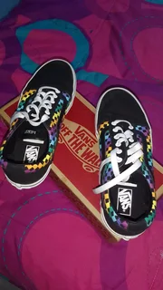 Size 4 unisex Vans R400 worn twice excellent condition located in lotus river