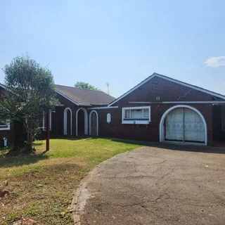 2 x 3 Bedroom House with Full Cottages