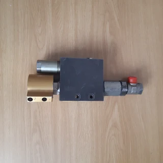 Single spool hydraulic control valve. WhatsApp &#43;27685555472