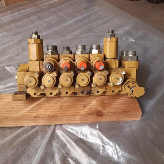 Cat hydraulic control valve 9T-7938  for Cat 428,416,426, 436 TLB.   SEPARATE PARTS CAN BE SOLD!